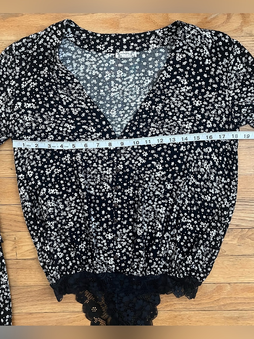 Intimately FP Black & White Floral V-Neck Blouse/Bodysuit Sz XS Bell Sleeves - Picture 13 of 15